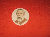Знамя шёлковое с изображением Фридриха Энгельса